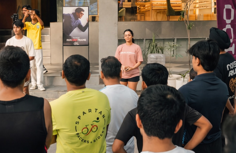 Runners high-fiving at Drishti Ki Daud